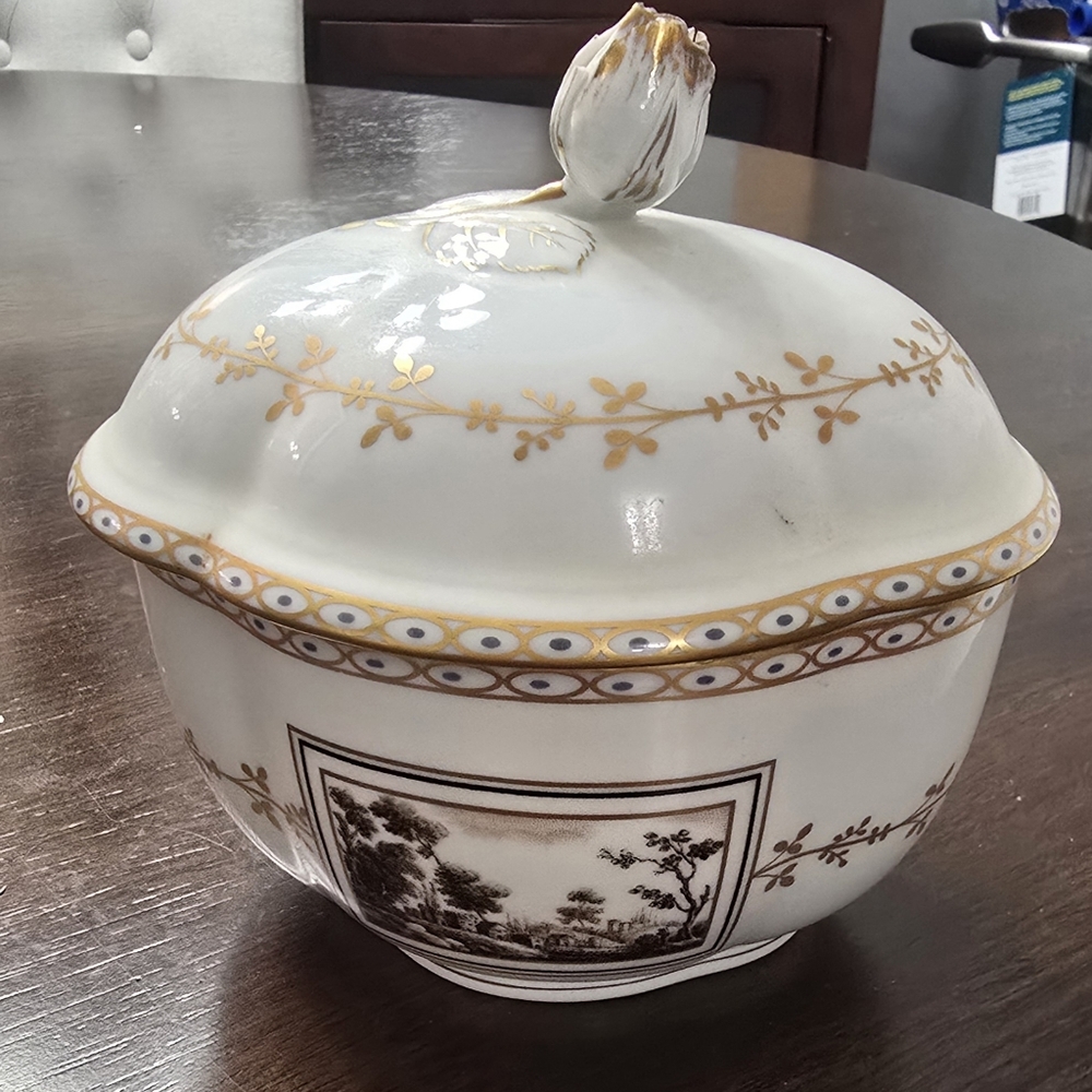 Elegant Richard Ginori White and Gold Lidded Porcelain Sugar Bowl